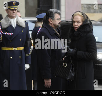 Dagmar Havlova, vedova arriva per funerali di stato della ex Repubblica Ceca e presidente cecoslovacco Vaclav Havel nella cattedrale di San Vito nel Castello di Praga il Venerdì, Dicembre 23, 2011. (CTK foto/Vit Simanek) Foto Stock