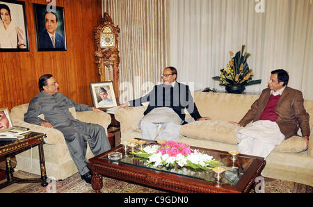 Presidente Asif Ali Zardari in riunione con Lega musulmana-Q Presidente, Ch.Shujaat Hussain e Senior Ministro federale, Ch.Pervez Elahi a Aiwan-e-Sadr a Islamabad Foto Stock