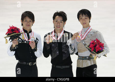 (L a R) Takahiko Kozuka, Daisuke Takahashi, Yuzuru Hanyu, dicembre 24, 2011 - Pattinaggio di Figura : tutto il Giappone la figura pattinare Championship 2011, vittoria cerimonia alla cupola Namihaya, Osaka, Giappone. (Foto di Akihiro Sugimoto/AFLO SPORT) [1080] Foto Stock