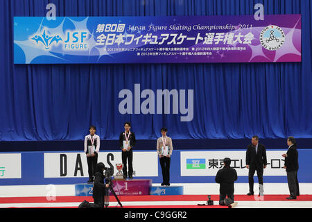 (L a R) Takahiko Kozuka, Daisuke Takahashi, Yuzuru Hanyu, dicembre 24, 2011 - Pattinaggio di Figura : tutto il Giappone la figura pattinare Championship 2011, vittoria cerimonia alla cupola Namihaya, Osaka, Giappone. (Foto di Akihiro Sugimoto/AFLO SPORT) [1080] Foto Stock