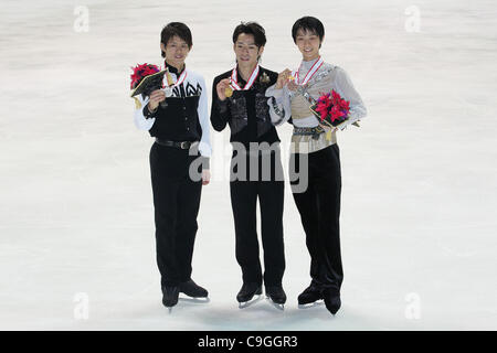 (L a R) Takahiko Kozuka, Daisuke Takahashi, Yuzuru Hanyu, dicembre 24, 2011 - Pattinaggio di Figura : tutto il Giappone la figura pattinare Championship 2011, vittoria cerimonia alla cupola Namihaya, Osaka, Giappone. (Foto di Akihiro Sugimoto/AFLO SPORT) [1080] Foto Stock