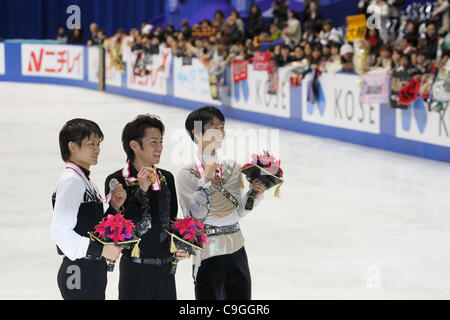 (L a R) Takahiko Kozuka, Daisuke Takahashi, Yuzuru Hanyu, dicembre 24, 2011 - Pattinaggio di Figura : tutto il Giappone la figura pattinare Championship 2011, vittoria cerimonia alla cupola Namihaya, Osaka, Giappone. (Foto di Akihiro Sugimoto/AFLO SPORT) [1080] Foto Stock