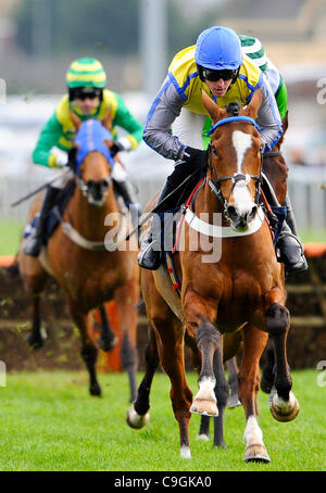 26.12.2011 Sunbury, Inghilterra. Jason Maguire su rovesciare (IRE) conduce il furst giro durante le 14:35 williamhill.com Natale Hurdle (grado 1) (classe 1), parte del William Hill Festival Invernale sul Boxing Day a Kempton Park Racecourse. Foto Stock