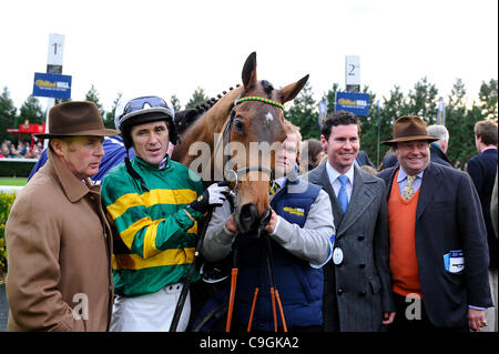 26.12.2011 Sunbury, Inghilterra. Un P McCoy su binoculare (FR) e i collegamenti pongono dopo la vittoria durante la 14:35 williamhill.com Natale Hurdle (grado 1) (classe 1), parte del William Hill Festival Invernale sul Boxing Day a Kempton Park Racecourse. Foto Stock