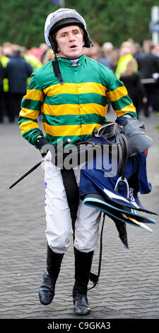 26.12.2011 Sunbury, Inghilterra. Un P McCoy lascia la vittoria anello dopo binoculare di equitazione (FR) alla vittoria nel 14:35 williamhill.com Natale Hurdle (grado 1) (classe 1), parte del William Hill Festival Invernale sul Boxing Day a Kempton Park Racecourse. Foto Stock