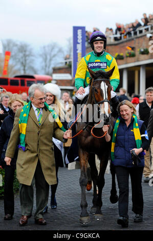 26.12.2011 Sunbury, Inghilterra. Vincitore Ruby Walsh il Kauto Star (FR) e proprietario Clive Smith fa il suo modo per la parata anello dopo le 15:10 William Hill King George VI Chase (grado 1) (classe 1), parte del William Hill Festival Invernale sul Boxing Day a Kempton Park Racecourse. Foto Stock