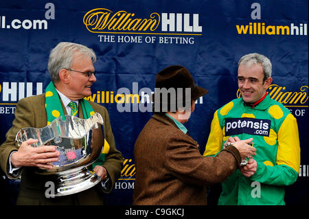 26.12.2011 Sunbury, Inghilterra. Fantino vincente di Kauto Star (FR) Ruby Walsh riceve il trofeo dopo le 15:10 William Hill King George VI Chase (grado 1) (classe 1), parte del William Hill Festival Invernale sul Boxing Day a Kempton Park Racecourse. Foto Stock