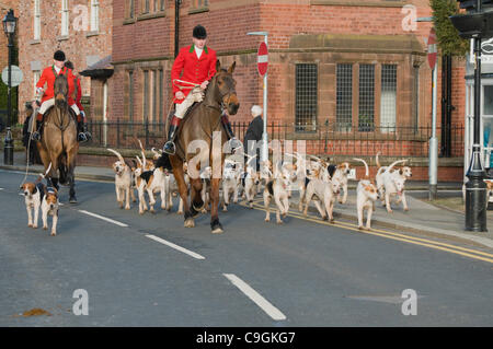 Cheshire Hunt soddisfa in Tarporley High Street Cheshire su Boxing Day 2011 Foto Stock