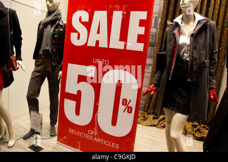 Il Boxing Day vendite in Oxford Street sono state riempite con gli acquirenti in cerca di occasioni Foto Stock