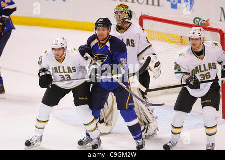 Dic. 26, 2011 - Saint Louis, Missouri, Stati Uniti - Dallas Stars defenceman Alex Goligoski (33), St. Louis Blues ala sinistra Chris Porter (32), Dallas Stars goalie Richard Bachman (31) & Dallas Stars defenceman Philip Larsen (36) Come si è visto nel corso di una partita di NHL tra le stelle di Dallas e San Louis Blues a t Foto Stock