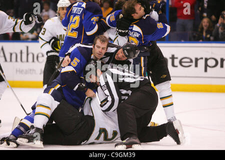 Dic. 26, 2011 - Saint Louis, Missouri, Stati Uniti - San Louis Blues defenceman Barret Jackman (5) & Dallas Stars center Steve Ott (29) combatte durante una partita di NHL tra le stelle di Dallas e San Louis Blues al Scottrade Center di Saint Louis, Missouri. Blues sconfitto le stelle 5-3 (credito Immagine: © J Foto Stock