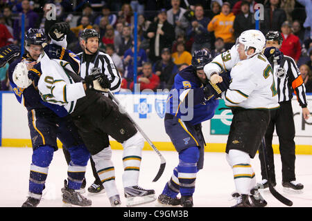 Dic. 26, 2011 - Saint Louis, Missouri, Stati Uniti - San Louis Blues defenceman Kevin Shattenkirk (22) & Dallas Stars ala sinistra Brenden Morrow (10) sulla sinistra e San Louis Blues defenceman Barret Jackman (5) & Dallas Stars center Steve Ott (29) sulla destra lotte durante una partita di NHL tra il Dallas Stars e th Foto Stock