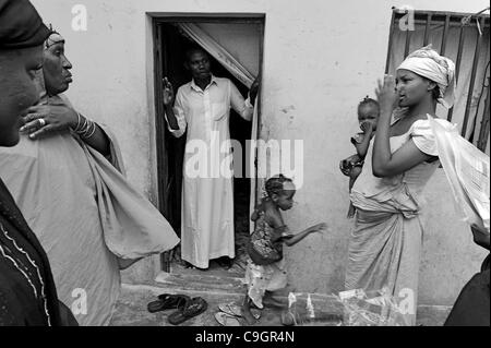 Sett. 18, 2010 - Kano, Kano, NIGERIA - Josephine Kamara, l'UNICEF di ufficiale responsabile di una mobilitazione sociale per il vaccino antipolio campagna, sinistra in nero, ascolta le proteste di una madre, medio, che aveva rifiutato il vaccino antipolio per i suoi figli. .Fanatismo religioso e disinformazione hanno coe Foto Stock