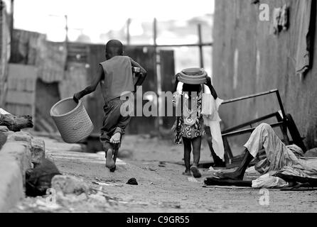 Sett. 27, 2010 - Kano, Kano, NIGERIA - Umar, 8, figlio di Aminu Ahmen El Wada, il fondatore e presidente della Stato di Kano Polio vittime Trust Association e paralizzati con la poliomielite, cammina con l aiuto della sua stampella, vicino alla sua casa a Kano, Nigeria. Ci sono sette bambini in famiglia e Umar è il su Foto Stock