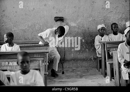 Sett. 27, 2010 - Kano, Kano, NIGERIA - Abdullahi Alasan, 18, è stata paralizzata con la polio per molti anni e non è stata in grado di permettersi la scuola fino ad ora. Il governo nigeriano permette agli studenti con la polio ad andare a scuola per la libera e lui è in una classe con 6-10 anni in una scuola primaria di Kano, N Foto Stock