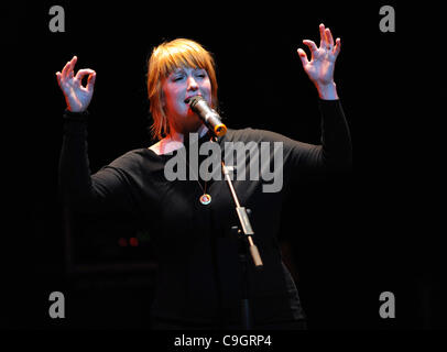 Dic 28, 2011 - Myrtle Beach, Carolina del Sud e Stati Uniti d'America - musicista LEIGH NASH della band Sixpence nessuno dei più ricchi si esibisce dal vivo come il suo 2011 tour solista fa una sosta presso la Casa dei Blues situato in Myrtle Beach. Copyright 2011 Jason Moore. (Credito Immagine: © Jason Moore/ZUMAPRESS.com) Foto Stock