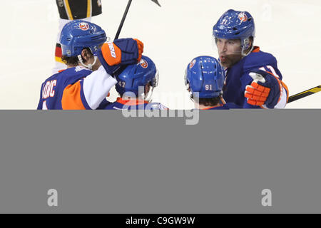 Dic. 29, 2011 - Uniondale, New York, Stati Uniti - New York isolani defenceman Andrew MacDonald (47) festeggia con i compagni di squadra dopo un goal contro le fiamme di Calgary nel secondo periodo a Nassau Veterans Memorial Coliseum, Uniondale, NY. (Credito Immagine: © Debby Wong/Southcreek/ZUMAPRES Foto Stock