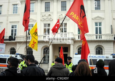 I dimostranti fuori l'Ambasciata turca a Londra. La dimostrazione è stata in reazione ad un aereo turco sciopero il 29 di dicembre che ha ucciso 35 civili curdi nel nord Iraq. 30/12/11 Foto Stock