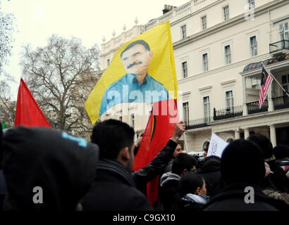 I dimostranti fuori l'ambasciata turca in onda a Londra una bandiera del leader curdo Abdullah Ocalan. La dimostrazione è stata in reazione ad un aereo turco sciopero il 29 di dicembre che ha ucciso 35 civili curdi nel nord Iraq. 30/12/11 Foto Stock