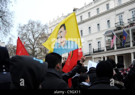 I dimostranti fuori l'ambasciata turca in onda a Londra una bandiera del leader curdo Abdullah Ocalan. La dimostrazione è stata in reazione ad un aereo turco sciopero il 29 di dicembre che ha ucciso 35 civili curdi nel nord Iraq. 30/12/11 Foto Stock