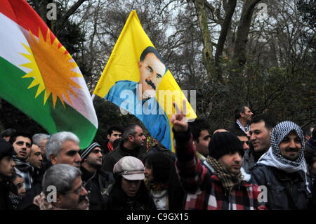 I dimostranti fuori l'ambasciata turca in onda a Londra una bandiera del leader curdo Abdullah Ocalan. La dimostrazione è stata in reazione ad un aereo turco sciopero il 29 di dicembre che ha ucciso 35 civili curdi nel nord Iraq. 30/12/11 Foto Stock