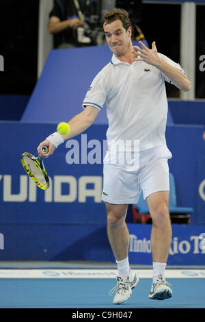 31.12.2011 Hopman Cup Tennis da Burswood Dome di Perth Australia. Richard Gasquet (FRA) restituisce un colpo nella sua partita il giorno uno del XXIV Hopman Cup al Burswood Dome, Perth, Australia. Foto Stock