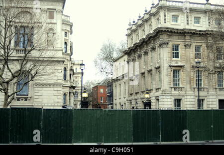 Massicce barriere di sicurezza pronto per sigillare a Downing Street in White Hall. Polizia armata alle porte di n. 10 detto che: "L'area intorno alle porte forniscono un ottima vista del London Eye e i fuochi d'artificio, le barriere sono in posizione per arrestare i festaioli riuniranno qui ed evitare una sbandata. Il Foto Stock