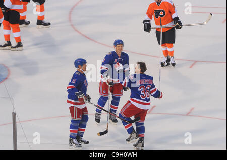 Dic. 31, 2011 - Philadelphia, Pennsylvania, Stati Uniti - New York Rangers winger Alumni Glenn Anderson (36) celebra il suo obiettivo con i compagni di squadra centro Mark Messier (11) e Adam Graves (9) durante detto secondo periodo invernale NHL Alumni classica azione di gioco tra il New York Rangers Alumni e Philadelphia Flyers Foto Stock