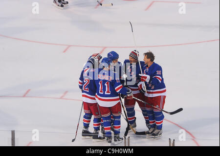 Dic. 31, 2011 - Philadelphia, Pennsylvania, Stati Uniti - New York Rangers winger Alumni Glenn Anderson (36) celebra il suo obiettivo con i compagni di squadra centro Mark Messier (11), Adam Graves (9), defensemen Brian Leetch (2) e Darius Kasparaitis (6) durante detto secondo periodo invernale NHL Alumni classica azione di gioco tra Foto Stock