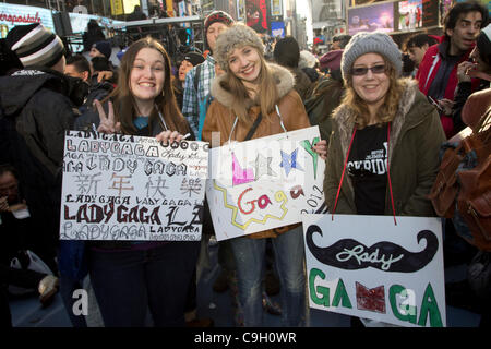 Tre sorridente Lady Gaga fans in New York Times Square attendono l arrivo del loro eroe per la Vigilia di Capodanno 2011. Più di un milione di persone provenienti da tutto il mondo potranno eventualmente partecipare alla celebrazione nella Grande Mela. Foto Stock