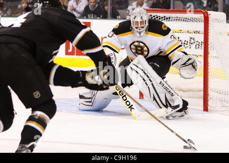 Dic. 31, 2011 - Dallas, Texas, USA - Boston Bruins Goalie TIM THOMAS (30) guarda giù un imminente colpo da Dallas Stars avanti Jamie Benn (14)durante la vigilia di Capodanno azione tra le stelle di Dallas e Boston Bruins. Sconfitte Dallas Boston 4-2 all'American Airlines Center (credito Immagine: © Andrew D Foto Stock