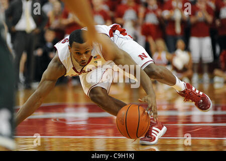 Dic. 31, 2011 - Lincoln, Nebraska, Stati Uniti - Nebraska guard Brandon Richardson (3) perde il suo passo come egli contiene il dribbling. Stato del Michigan ha sconfitto il Nebraska 68-55 in un gioco giocato al Bob Devaney Centro sportivo a Lincoln, Nebraska. (Credito Immagine: © Steven Branscombe/Southcreek/ZUMApress.com) Foto Stock