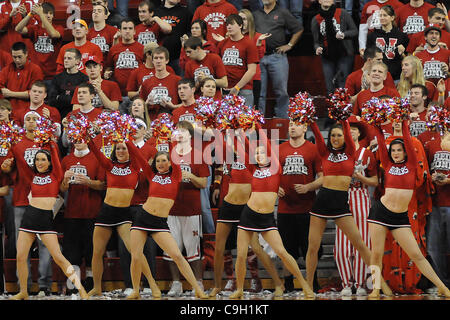 Dic. 31, 2011 - Lincoln, Nebraska, Stati Uniti - tifosi giunti su fuori di Capodanno per guardare la condizione del Michigan sconfitta Nebraska 68-55 in un gioco giocato al Bob Devaney Centro sportivo a Lincoln, Nebraska. (Credito Immagine: © Steven Branscombe/Southcreek/ZUMApress.com) Foto Stock