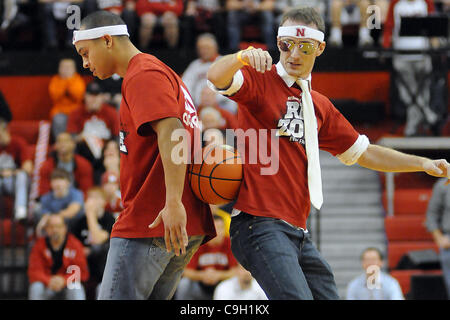 Dic. 31, 2011 - Lincoln, Nebraska, Stati Uniti - Nebraska fans divertirsi durante una pausa in azione. Stato del Michigan ha sconfitto il Nebraska 68-55 in un gioco giocato al Bob Devaney Centro sportivo a Lincoln, Nebraska. (Credito Immagine: © Steven Branscombe/Southcreek/ZUMApress.com) Foto Stock