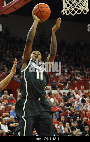 Dic. 31, 2011 - Lincoln, Nebraska, Stati Uniti - Michigan State guard Keith applicare (11) punteggi due dei suoi 14 punti. Stato del Michigan ha sconfitto il Nebraska 68-55 in un gioco giocato al Bob Devaney Centro sportivo a Lincoln, Nebraska. (Credito Immagine: © Steven Branscombe/Southcreek/ZUMApress.com) Foto Stock