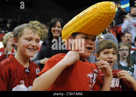 Dic. 31, 2011 - Lincoln, Nebraska, Stati Uniti - tifosi giunti su fuori di Capodanno per guardare la condizione del Michigan sconfitta Nebraska 68-55 in un gioco giocato al Bob Devaney Centro sportivo a Lincoln, Nebraska (credito Immagine: © Steven Branscombe/Southcreek/ZUMApress.com) Foto Stock