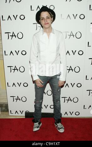 Samantha Ronson presso gli arrivi per il Veglione di Capodanno a TAO, TAO Nightclub al Venetian Resort Hotel and Casino Las Vegas NV, Dicembre 31, 2011. Foto di: James Atoa/Everett Collection Foto Stock