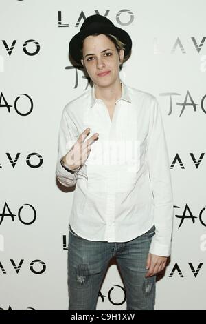 Samantha Ronson presso gli arrivi per il Veglione di Capodanno a TAO, TAO Nightclub al Venetian Resort Hotel and Casino Las Vegas NV, Dicembre 31, 2011. Foto di: James Atoa/Everett Collection Foto Stock