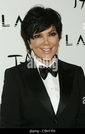 Kris Jenner presso gli arrivi per il Veglione di Capodanno a TAO, TAO Nightclub al Venetian Resort Hotel and Casino Las Vegas NV, Dicembre 31, 2011. Foto di: James Atoa/Everett Collection Foto Stock