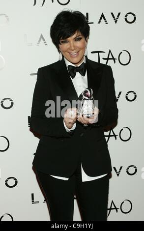 Kris Jenner presso gli arrivi per il Veglione di Capodanno a TAO, TAO Nightclub al Venetian Resort Hotel and Casino Las Vegas NV, Dicembre 31, 2011. Foto di: James Atoa/Everett Collection Foto Stock