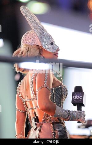 Lady Gaga, conteggia il nuovo anno presso la piazza Duffy stadio delle prestazioni al Capodanno 2012 a Times Square e a circa per celebrità CANDIDS - SAT, , New York, NY Dicembre 31, 2011. Foto di: Ray Tamarra/Everett Collection Foto Stock