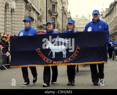 La razza di asino società marciando nel corso della Londra Capodanno Parade. 01/01/12 Foto Stock