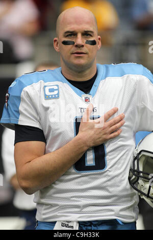 Il 1 gennaio, 2012 - Houston, Texas, Stati Uniti - Tennessee Titans quarterback Matt Hasselbeck(8) durante la riproduzione di un inno nazionale. Tennessee Titans sconfitto Houston Texans 23-22 al Reliant Stadium di Houston in Texas. (Credito Immagine: © Luis Leyva/Southcreek/ZUMAPRESS.com) Foto Stock