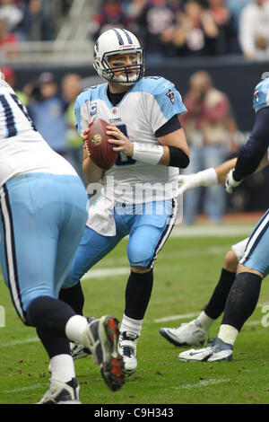 Il 1 gennaio, 2012 - Houston, Texas, Stati Uniti - Tennessee Titans quarterback Matt Hasselbeck(8) torna in tasca per buttare. Tennessee Titans sconfitto Houston Texans 23-22 al Reliant Stadium di Houston in Texas. (Credito Immagine: © Luis Leyva/Southcreek/ZUMAPRESS.com) Foto Stock