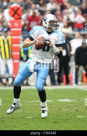 Il 1 gennaio, 2012 - Houston, Texas, Stati Uniti - Tennessee Titans quarterback Matt Hasselbeck(8) torna in tasca guarda verso il basso campo. Tennessee Titans sconfitto Houston Texans 23-22 al Reliant Stadium di Houston in Texas. (Credito Immagine: © Luis Leyva/Southcreek/ZUMAPRESS.com) Foto Stock