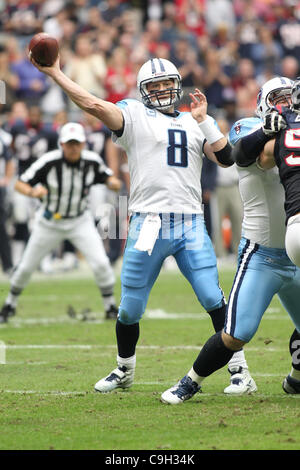 Il 1 gennaio, 2012 - Houston, Texas, Stati Uniti - Tennessee Titans quarterback Matt Hasselbeck(8) torna in tasca getta verso il basso campo. Tennessee Titans sconfitto Houston Texans 23-22 al Reliant Stadium di Houston in Texas. (Credito Immagine: © Luis Leyva/Southcreek/ZUMAPRESS.com) Foto Stock