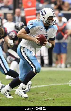 Il 1 gennaio, 2012 - Houston, Texas, Stati Uniti - Tennessee Titans quarterback Matt Hasselbeck(8) mani fuori della sfera. Tennessee Titans sconfitto Houston Texans 23-22 al Reliant Stadium di Houston in Texas. (Credito Immagine: © Luis Leyva/Southcreek/ZUMAPRESS.com) Foto Stock