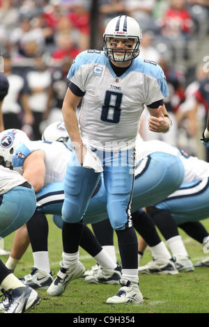 Il 1 gennaio, 2012 - Houston, Texas, Stati Uniti - Tennessee Titans quarterback Matt Hasselbeck(8) parla di hios linea. Tennessee Titans sconfitto Houston Texans 23-22 al Reliant Stadium di Houston in Texas. (Credito Immagine: © Luis Leyva/Southcreek/ZUMAPRESS.com) Foto Stock