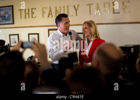 Il 1 gennaio 2012. - Atlantic, Iowa, USA - candidato presidenziale repubblicano Mitt Romney e moglie ANN ROMNEY parlare a tavola con la famiglia nel Ristorante Atlantico, Iowa, domenica 1 gennaio 2012. Candidato presidenziale repubblicano Mitt Romney ha parlato a una grande folla di tifosi e giornalisti durante Foto Stock