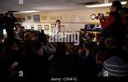 Il 1 gennaio 2012. - Atlantic, Iowa, USA - candidato presidenziale repubblicano Mitt Romney parla a tavola con la famiglia nel Ristorante Atlantico, Iowa, domenica 1 gennaio 2012. Candidato presidenziale repubblicano Mitt Romney ha parlato a una grande folla di tifosi e giornalisti nel corso di una campagna di arresto Foto Stock